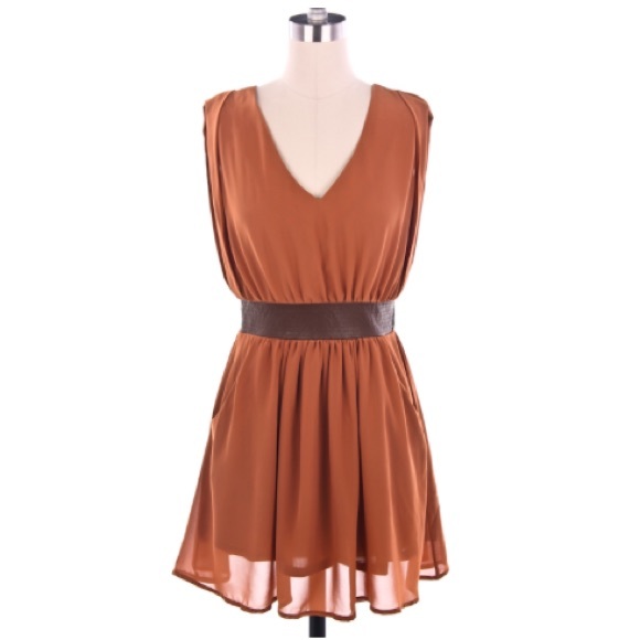 Dresses & Skirts - Tie back v neck dress